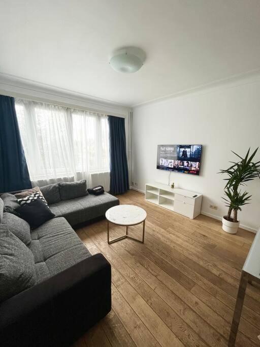 Stylish Two Bedroom Flat * Bruxelas